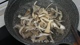 第一次这样炒蘑菇，上来就是一大口，有一种吃“猪肉”的感觉