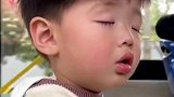 妈妈带儿子坐公交，儿子在车上困的直点头