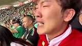 国足球迷世界杯现场痛哭：我们啥时候能踢？