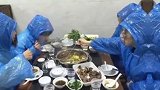 四个姑娘穿着雨衣去吃火锅，火锅店老板：这届吃货太专业。