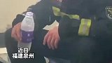 消防员深入火场救援6个小时，用水降温后身上冒白烟