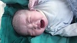 并不是所有孩子刚出生都像小老头，这个男宝宝一出生就是小帅哥