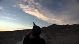 旅游-非洲火爆魔鬼身材 沙漠玩枪秀枪技