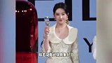刘亦菲活动状态无可挑剔，皮肤白到发光自带光晕，造型复古梦回白秀珠