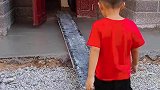 新打的路面，孩子说没有灵魂