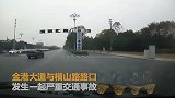 【江苏】小车路口遭渣土车侧翻重压 司机重伤后座女儿不幸身亡