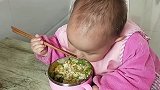 一岁的小宝宝本领真强，吃米饭都能用筷子夹起来，太厉害了！