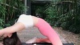 各种姿势轻松拉伸，厉害的姑娘