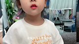 萌娃欺负妈妈吃不了烧烤，在面前嘚瑟了，太搞了
