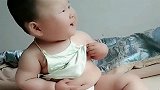 8个月的宝宝，眼前这一幕，是想要减肥吗