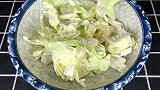 这才是包菜最好吃的做法，清脆爽口开胃解馋，我家隔三差五吃一次