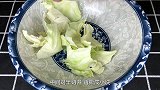 这才是包菜最好吃的做法，清脆爽口开胃解馋，我家隔三差五吃一次