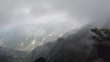 黄山鳌鱼峰上，云雾笼罩下，不一样的风景，有水墨画的效果。