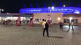 体坛直击：英格兰球迷赛后组团玩棒球 警察也来凑热闹