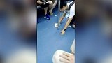 爆新鲜-20170807-最美小乘客：无锡地铁一小男孩跪在地上纸巾擦拭水渍