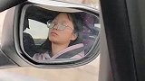 小姐姐偷拍到室友看到帅哥的样子，这情绪转变也太快了