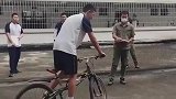 学校举办慢骑比赛，男生骑了十分钟才骑了两米