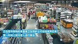 老人超市内重摔昏迷不醒，路过护士跪地救人