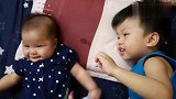 2岁哥哥和4个月的妹妹玩的超开心,看完这视频突然好想生二胎！