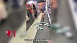女子带娃将超市商品丢弃一地，面对指责还振振有词：玩够了会收拾