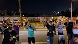 很多巴萨球迷聚集在俱乐部办公室外 高喊巴托梅乌下课