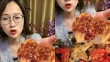 美女直播吃“黄金大鲍鱼”，蘸着辣椒面一口闷，是我向往的生活！