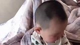 宝宝从睡梦中醒来，两个眼睛睁得真大，接下来的模样简直太萌了！