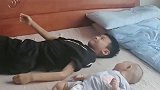 农村萌娃教弟弟翻身，不用多说一句废话，弟弟就学会了