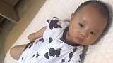 小宝宝刚满月就想要练习翻身，这也太厉害了，太萌了