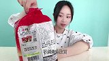 妹子试吃“韩国不倒翁拉面”，里面连油包都没有，太清淡了吧