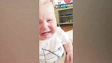 小孩子的眼睛被布搭上，他把布拿了下来，自己还哭了起来！