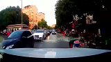都已经堵车怎么严重了，黑色轿车还逆行添堵，真是个人才！