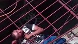 墨西哥：笨贼！一小偷头被卡栏杆中，警方救援后将其逮捕