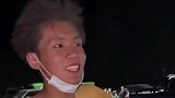 摩托志愿者头发被污泥包裹，他笑着说天然发蜡