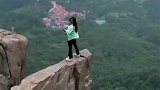 美女拿安全开玩笑，刀片石上凌空走，一失足成万古恨！