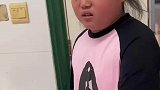 女孩子输液来回动弹