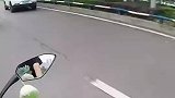 摩托骑手路上遛弯，遇铁骑在路上飞速行驶