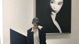 张馨予穿何捷衣服与自己海报合影，还用老公口吻发文