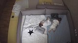 监控拍下双胞胎宝宝睡觉前的画面，心都被萌化了！