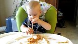 [育儿]太夸张宝宝的别样吃面条方式