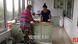 农民王小：老妈教女儿烙发面饼，60岁父母的爱情啥样，耐人寻味