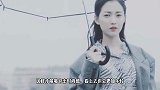 陈钰琪整个人都洋气了不少，穿红色印花连衣裙扎高马尾，气质出众