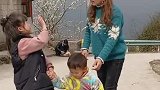 小女孩太机智了在这种情况下还懂的保护自己和弟弟