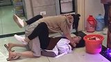 一放假回家，姐妹俩就打架，谁也不饶谁，真是冤冤相报何时了