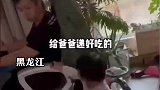 宝宝和爸爸抱拳礼互动，从小学习江湖最高礼仪