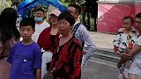 闽南歌《搁拼再看觅》，网红二小组户外翻唱，嗓音迷人
