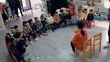 钱枫变身钱老师，初次上阵比较拘束，与孩子之间不敢直视！
