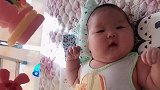 肉嘟嘟的小宝宝躺在床上，这脸是真大啊，长大了怎么找男朋友