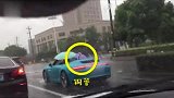 任性!大雨倾盆,他打雨伞开敞篷跑车