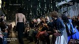 这件衣服真时尚，观众都拿手机拍起来了